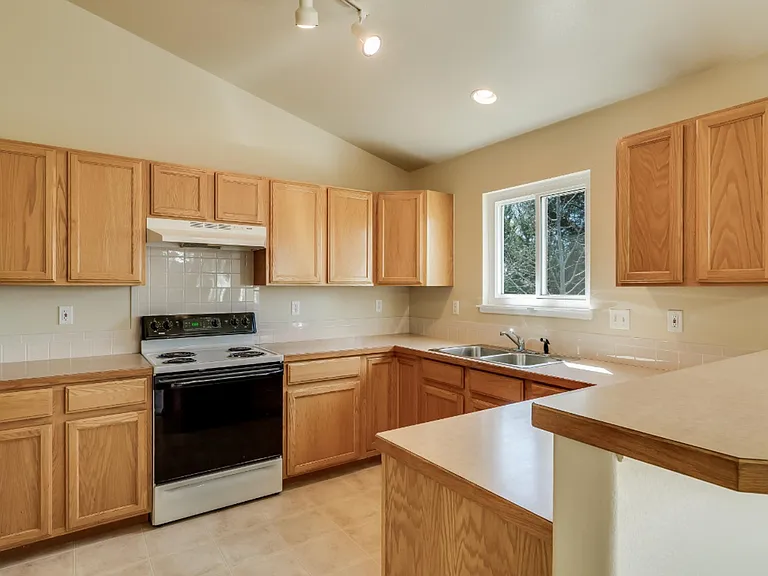 883 Emerald Dr — Photo 8