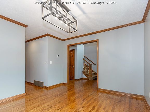 5th image of 132 Willowood Cir