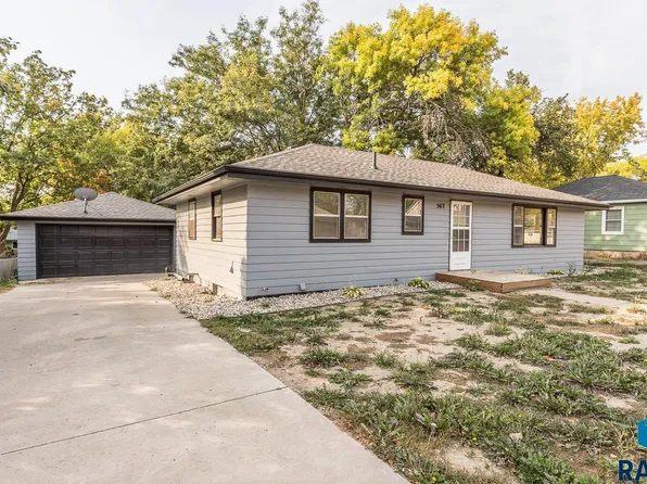 562 E 1st St, Parker, SD 57053