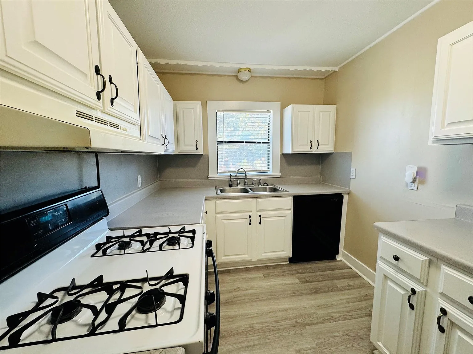 2 bed, 1.0 bath, 1079 sqft, $1,800 — Photo 4