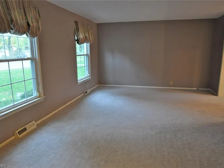 340 Plymouth Dr — Photo 7