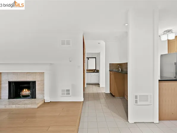 303 Adams St APT 205, Oakland, CA 94610