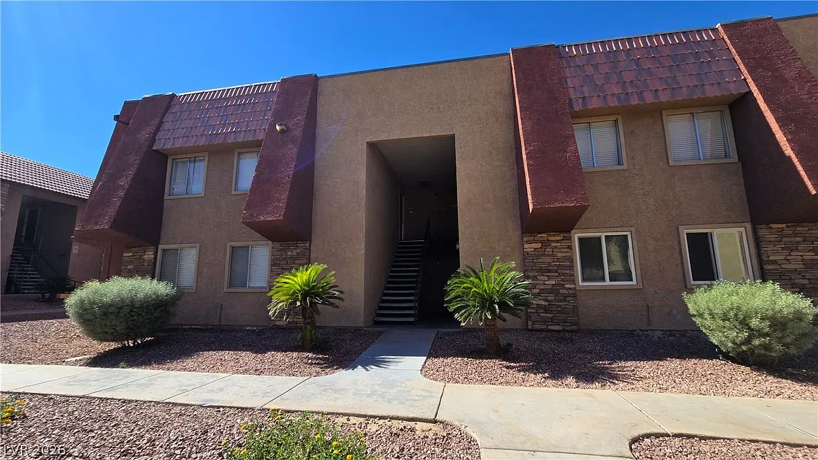 2 bed, 2.0 bath, 978 sqft, $1,300 — Photo 2