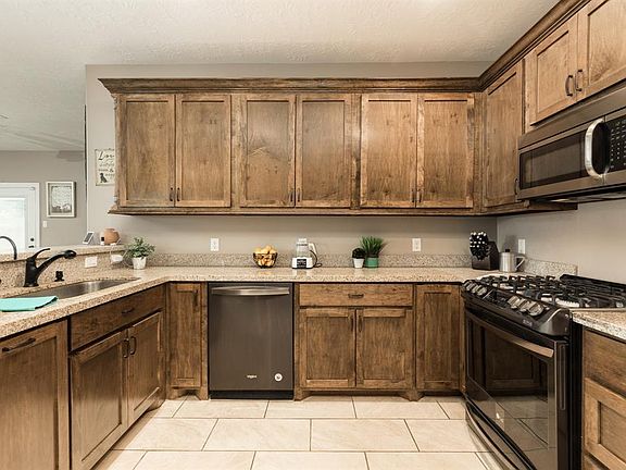 5th image of 2554 Lakeside Dr
