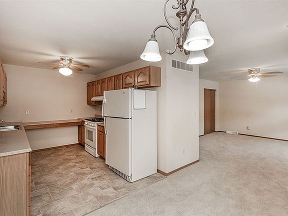 5th image of 209 E Ogden Ave