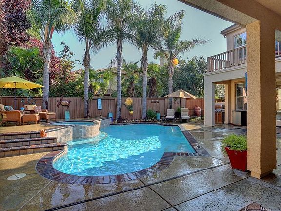 2nd image of 171 Lanfranco Cir