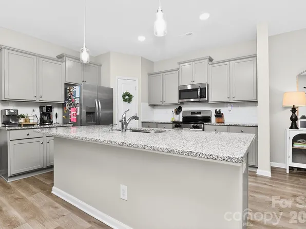 2017 Karen Woods Ln, Charlotte, NC 28216