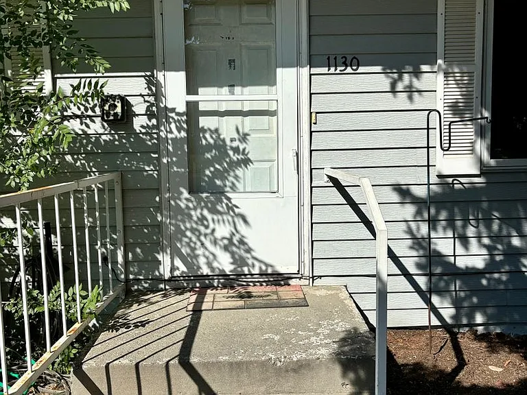 1130 Hudson St — Photo 2