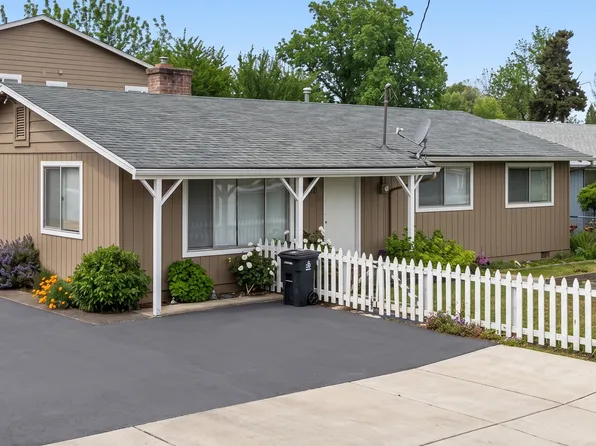 52 S Haskell St, Central Point, OR 97502