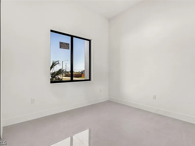 1900 NW Embers Ter — Photo 18