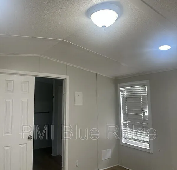 206 Friendly Cir — Photo 2