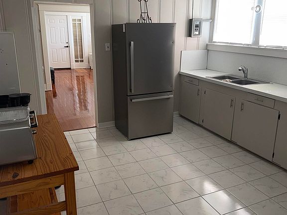 4th image of 2060 Hemlock St