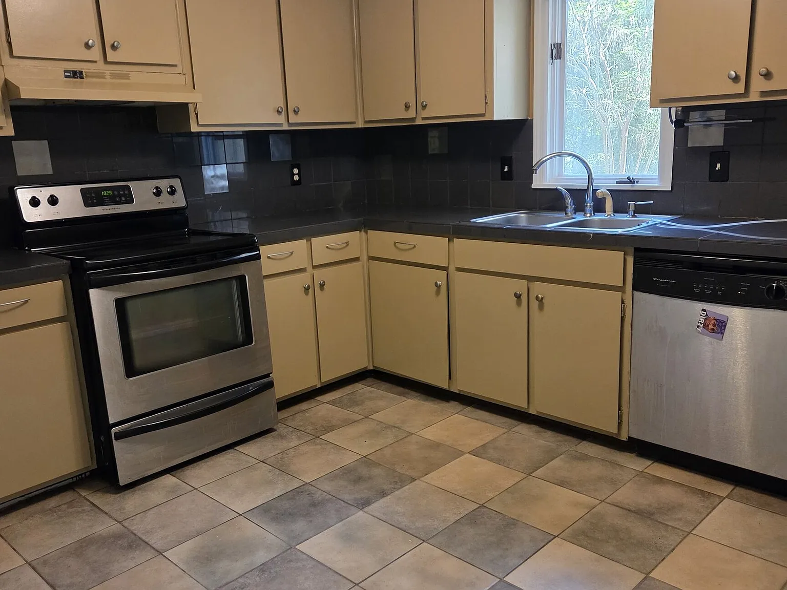 5 bed, 2.0 bath, $1,800 — Photo 4