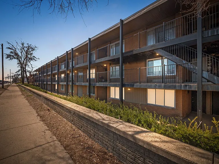 Pembrook Manor — Photo 1