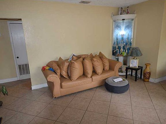 4th image of 800 NE 145th St