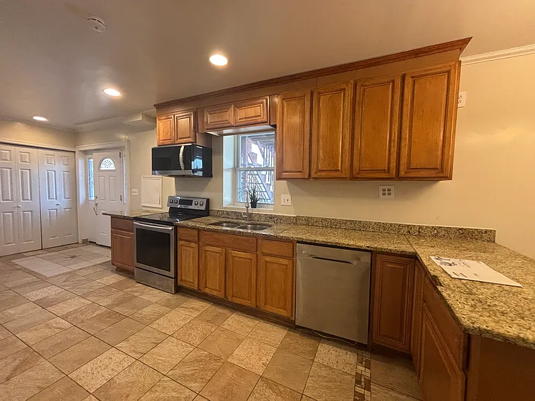 kitchen, foyer & breakfast bar