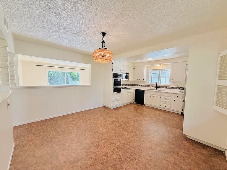 396 N Kellogg Ave — Photo 6