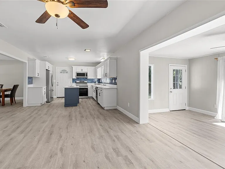 121 NW 29th St — Photo 14