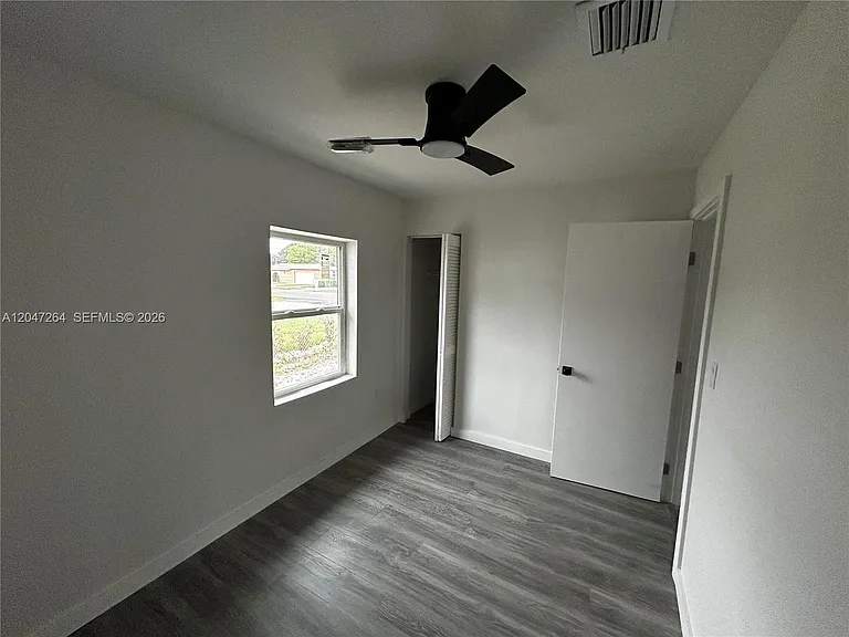 4429 SW 21st St #FRONT — Photo 11