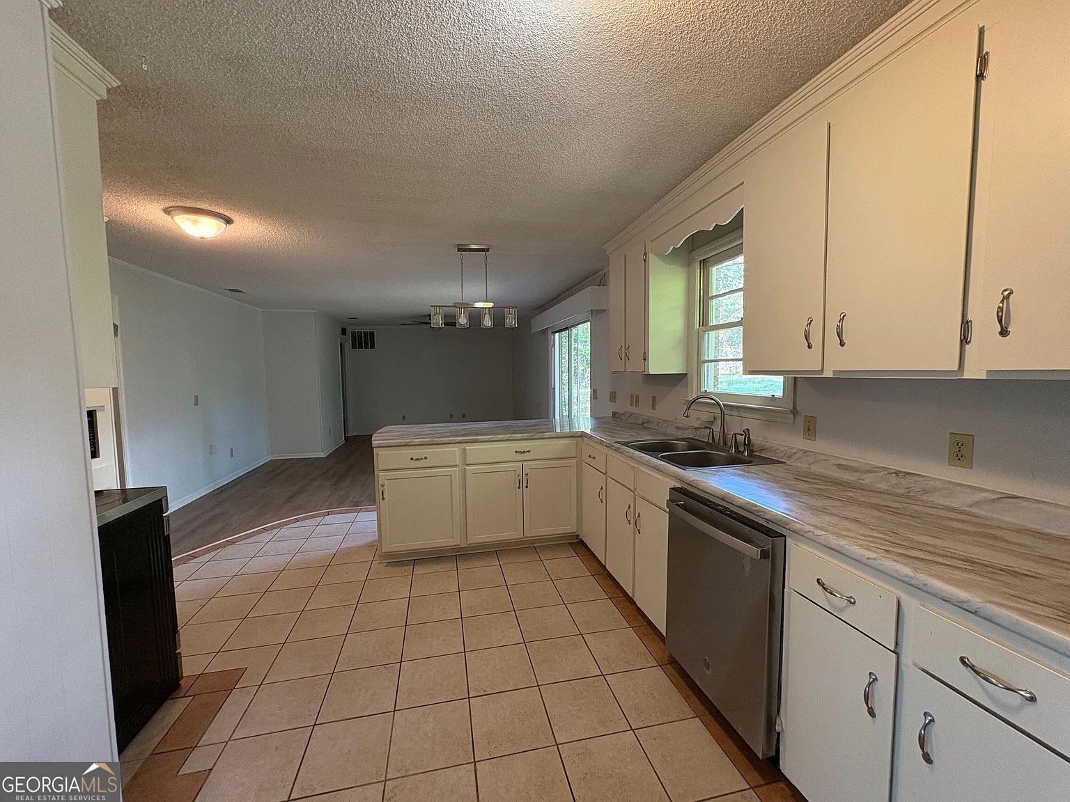 3 bed, 2.5 bath, 2260 sqft, $1,900 — Photo 4