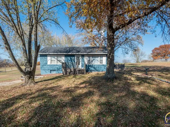 8806 Hickory Ln, Ozawkie, KS 66070