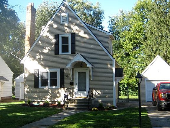 3rd image of 1639 Garden St