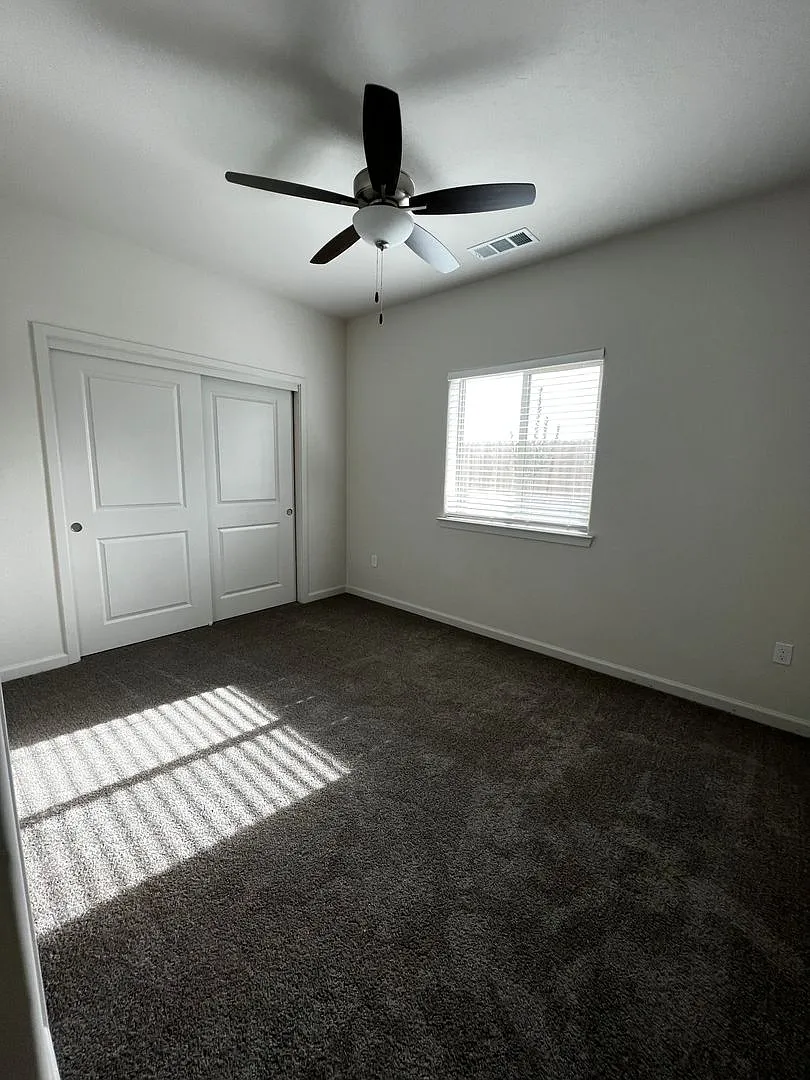 3 bed, 1033 sqft, $2,025 — Photo 3