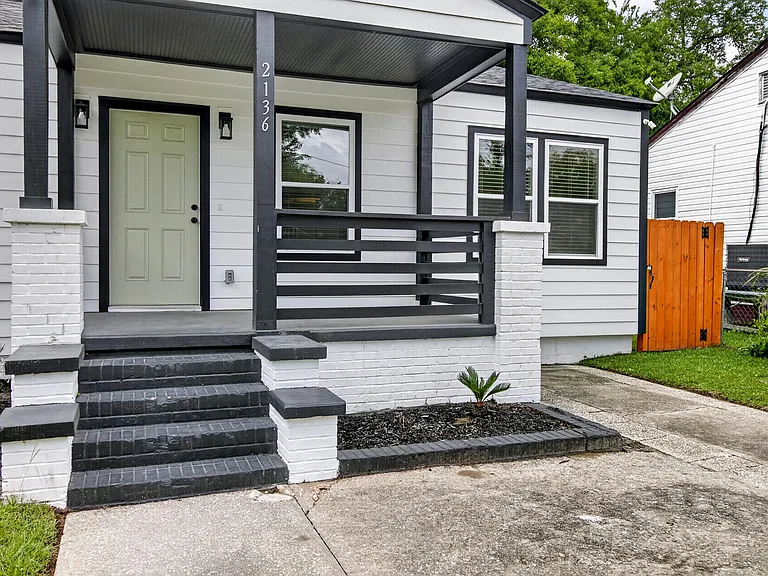 2136 Commander Rd — Photo 2