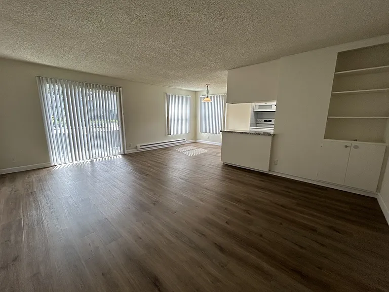 Skycrest Apartments — Photo 12