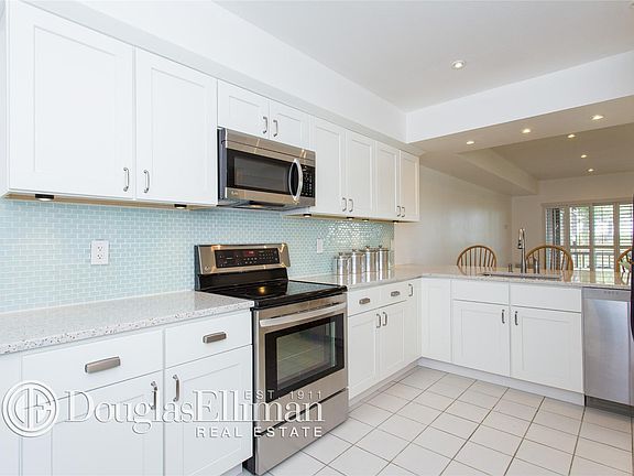 3rd image of 313 Fox Hill Dr