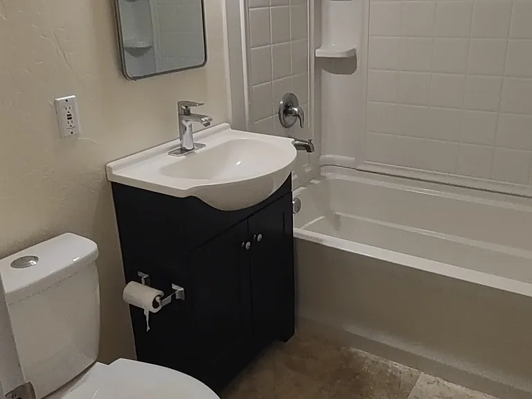 912 Chester Ave — Photo 11