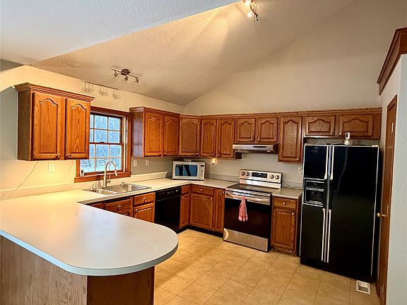 2nd image of 290 Oxbow Rd