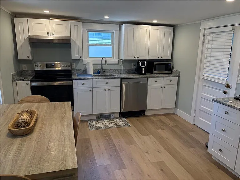 10 Robinson St #A — Photo 6