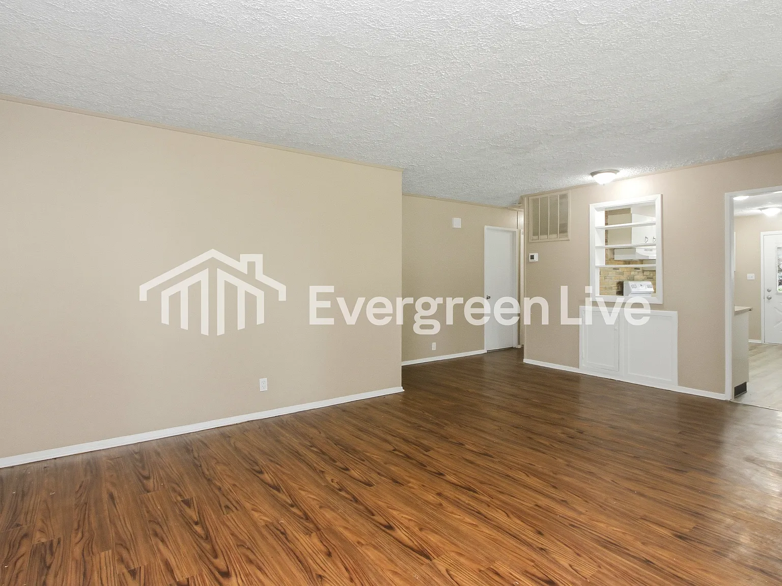 3 bed, 1.0 bath, 920 sqft, $1,195 — Photo 3