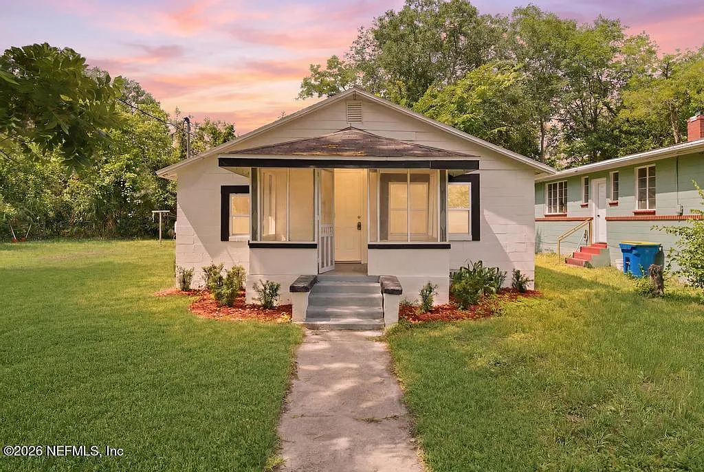 3 bed, 2.0 bath, 1066 sqft, $1,425 — Photo 2