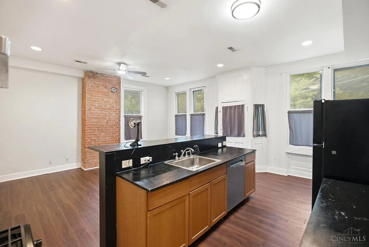 5 bed, 2.5 bath, 2340 sqft, $2,650 — Photo 3