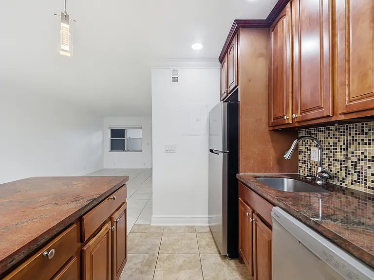 1140 NE 9th Ave #18 — Photo 9