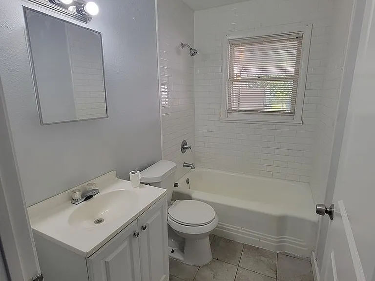 918 Preston St — Photo 2
