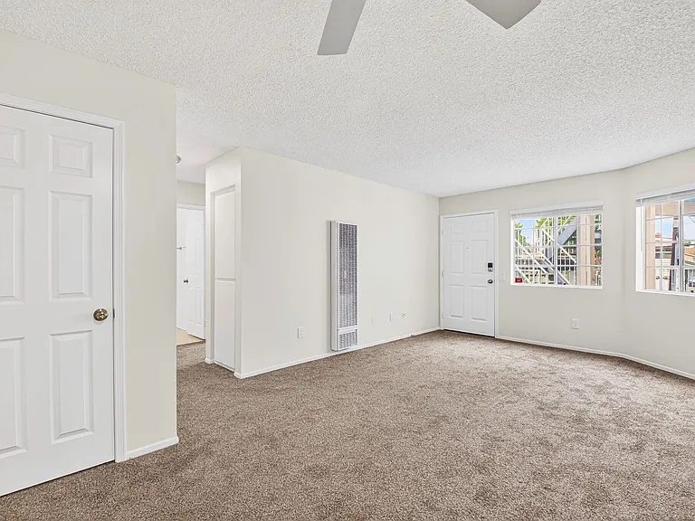 1075 Loma Ave — Photo 3