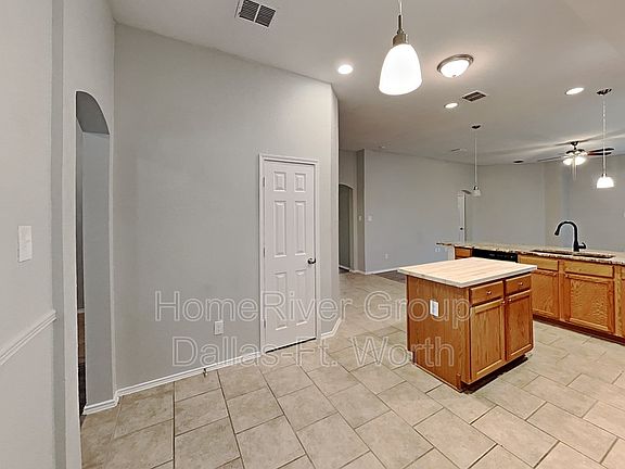5th image of 1024 Prairie Heights Dr