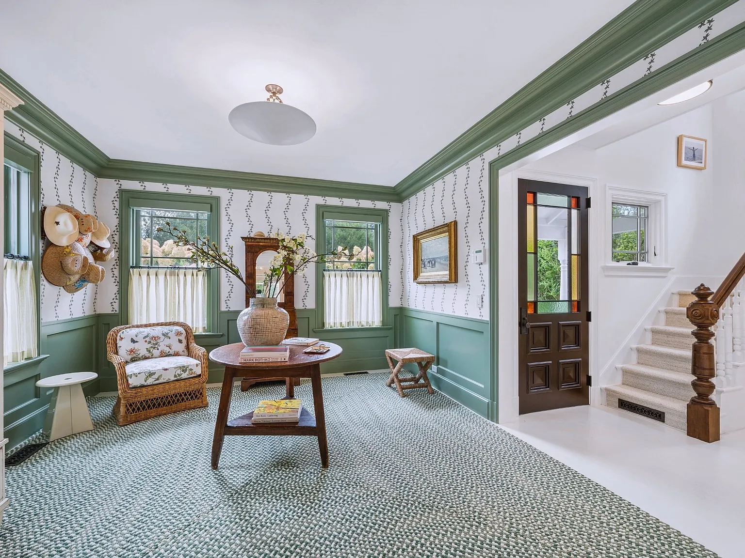 Refined Southampton Living Near Village and Ocean — Photo 2