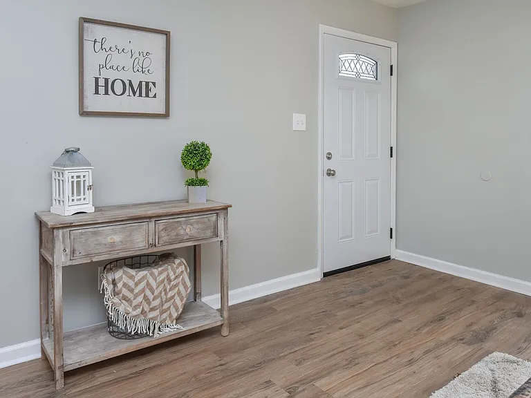 1423 Goldfinch Ln — Photo 3
