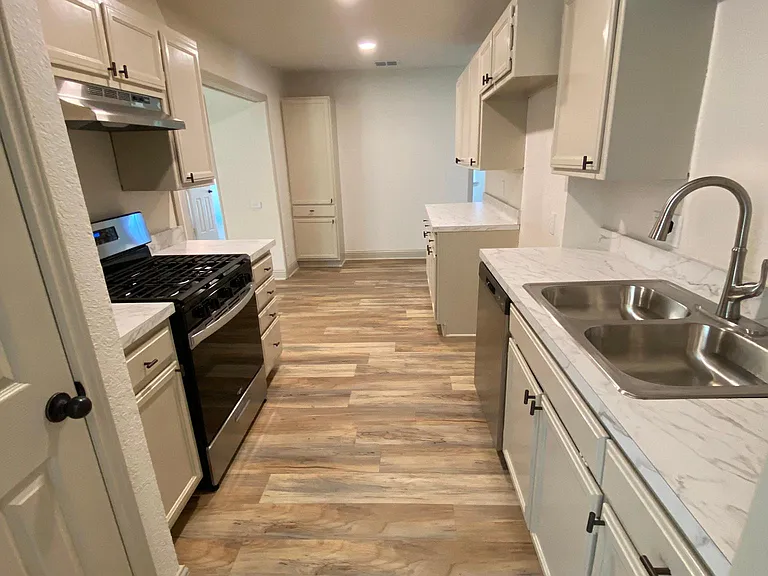 2512 Burton Ave — Photo 12