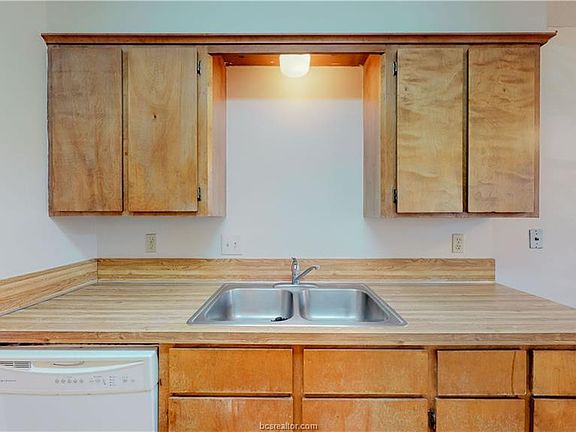 4th image of 606 Navarro Dr