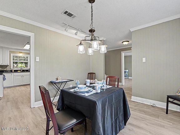 5th image of 1403 Churchill Dr