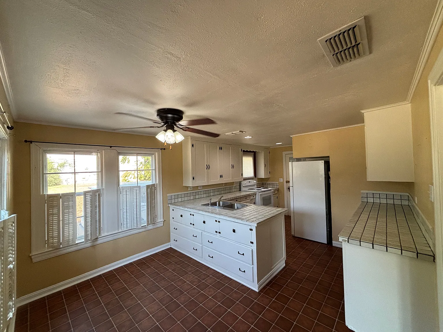 2 bed, 1.0 bath, $950 — Photo 4
