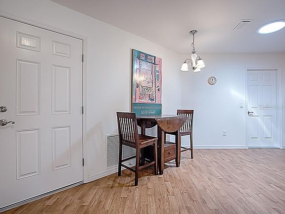 4th image of 867 Amber Ct