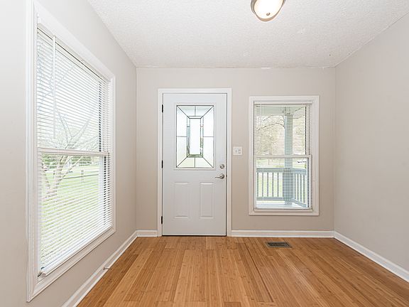 4th image of 530 N Main St