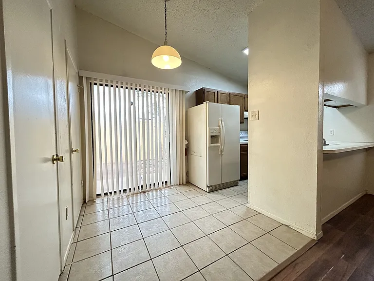 139 N Troy Ave #B — Photo 4