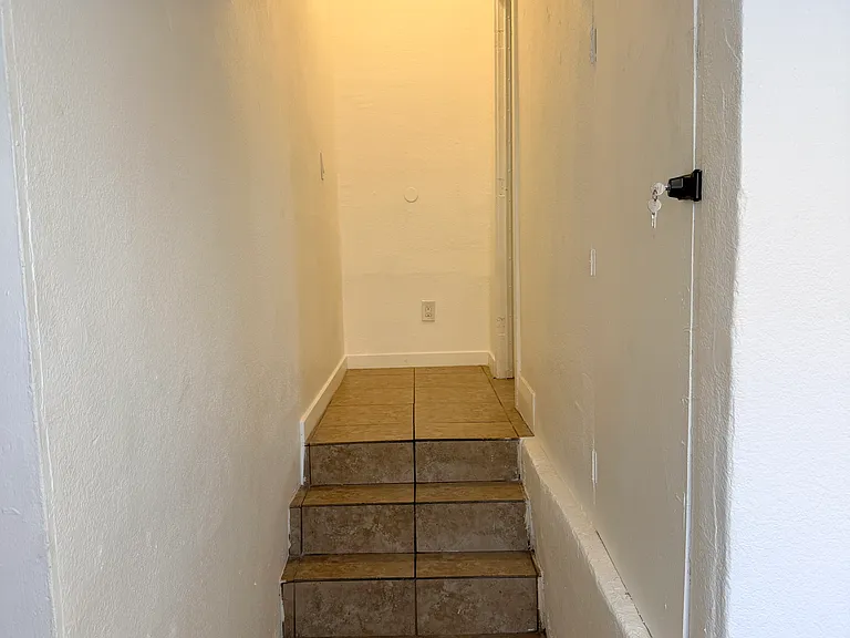 Magnolia Ave — Photo 2